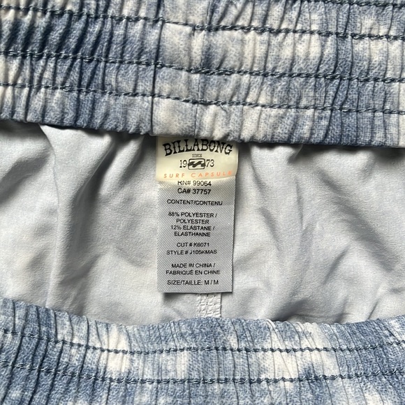 Billabong women’s blue and white shorts medium elastic waist - Picture 3 of 4